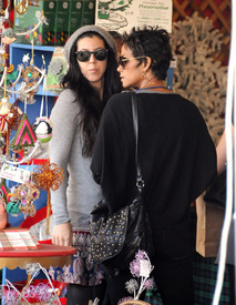 celebrity_paradise.com_TheElder_HalleBerry2010_12_07_GetsAChristmasTreeinLA7.jpg