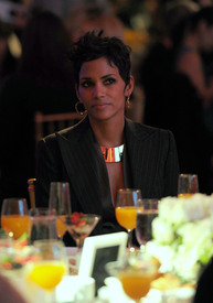 HalleBerryHelenMirrenPower100WomeninEntertainmentBreakfastinBeverlyHills_December7201025.jpg