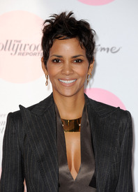 celebrity_paradise.com_TheElderHalleBerry_7.jpg