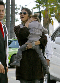 HalleBerry_ShoppingatCenturyCityMallinLosAngelesDecember162010_By_oTTo1.jpg