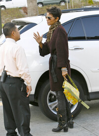 HalleBerry_ShoppingatCenturyCityMallinLosAngelesDecember162010_By_oTTo10.jpg