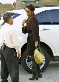 HalleBerry_ShoppingatCenturyCityMallinLosAngelesDecember162010_By_oTTo11.jpg