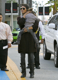 HalleBerry_ShoppingatCenturyCityMallinLosAngelesDecember162010_By_oTTo2.jpg