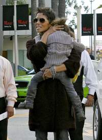 HalleBerry_ShoppingatCenturyCityMallinLosAngelesDecember162010_By_oTTo3.jpg