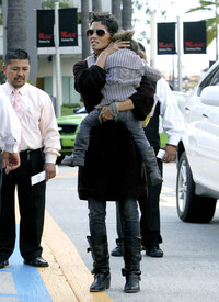 HalleBerry_ShoppingatCenturyCityMallinLosAngelesDecember162010_By_oTTo4.jpg