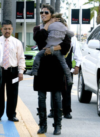 HalleBerry_ShoppingatCenturyCityMallinLosAngelesDecember162010_By_oTTo5.jpg