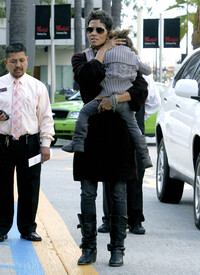 HalleBerry_ShoppingatCenturyCityMallinLosAngelesDecember162010_By_oTTo7.jpg