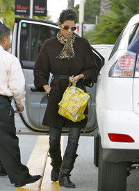 HalleBerry_ShoppingatCenturyCityMallinLosAngelesDecember162010_By_oTTo8.jpg