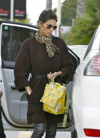 HalleBerry_ShoppingatCenturyCityMallinLosAngelesDecember162010_By_oTTo9.jpg