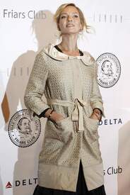 Uma Thurman poses on the red carpet before The New York Friars Club1.jpg