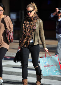 Bar Refaeli Bar Refaeli Out Christmas Shopping 2WvdFf-JguSl.jpg