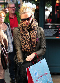 Bar Refaeli Bar Refaeli Out Christmas Shopping AtqHd3CIOKal.jpg