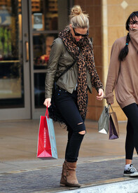 Bar Refaeli Bar Refaeli Out Christmas Shopping jHd_8RiH_NZl.jpg