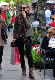 Bar Refaeli Bar Refaeli Out Christmas Shopping nYRgdxtXXgll.jpg