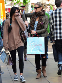 Bar Refaeli Bar Refaeli Out Christmas Shopping PHG2JnAyTLdl.jpg