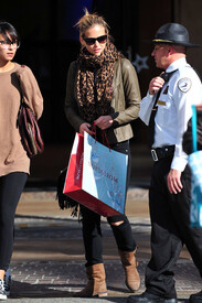 Bar Refaeli Bar Refaeli Out Christmas Shopping Y6Qo8CV3Fdol.jpg