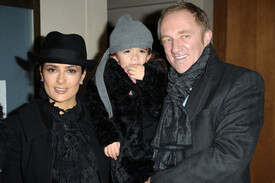 SalmaHayekleavingherhotelinParis7.12.2010_01.jpg