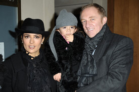 SalmaHayekleavingherhotelinParis7.12.2010_02.jpg