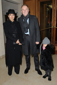 SalmaHayekleavingherhotelinParis7.12.2010_04.jpg