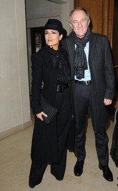 SalmaHayekleavingherhotelinParis7.12.2010_05.jpg