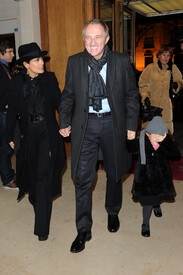 SalmaHayekleavingherhotelinParis7.12.2010_06.jpg