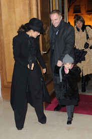 SalmaHayekleavingherhotelinParis7.12.2010_07.jpg