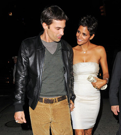 HalleBerryoutfordinneratScalinatellaRestaurantinNewYorkCity17.11.2010_12.jpg