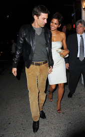 HalleBerryoutfordinneratScalinatellaRestaurantinNewYorkCity17.11.2010_17.jpg