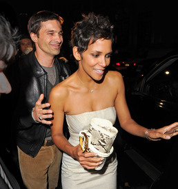 HalleBerryoutfordinneratScalinatellaRestaurantinNewYorkCity17.11.2010_21.jpg