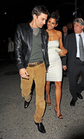 HalleBerryoutfordinneratScalinatellaRestaurantinNewYorkCity17.11.2010_22.jpg