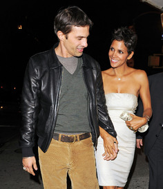 HalleBerryoutfordinneratScalinatellaRestaurantinNewYorkCity17.11.2010_25.jpg