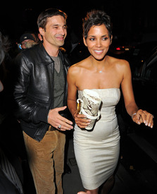 HalleBerryoutfordinneratScalinatellaRestaurantinNewYorkCity17.11.2010_30.jpg