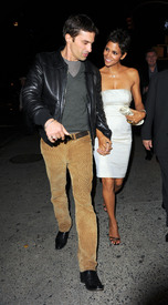 HalleBerryoutfordinneratScalinatellaRestaurantinNewYorkCity17.11.2010_31.jpg