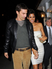 HalleBerryoutfordinneratScalinatellaRestaurantinNewYorkCity17.11.2010_33.jpg