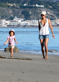 HalleBerryandNahlaatthebeachinMalibu12.12.2010_23.jpg