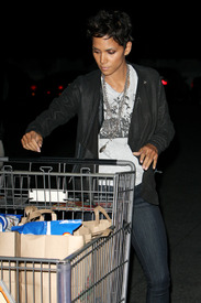 HalleBerryshoppingatBristolFarmsinBeverlyHills13.12.2010_08.jpg