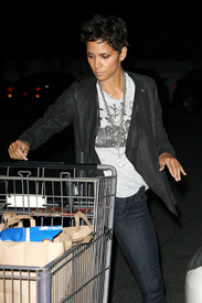 HalleBerryshoppingatBristolFarmsinBeverlyHills13.12.2010_09.jpg