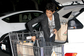 HalleBerryshoppingatBristolFarmsinBeverlyHills13.12.2010_10.jpg