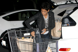 HalleBerryshoppingatBristolFarmsinBeverlyHills13.12.2010_11.jpg