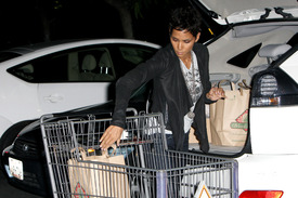 HalleBerryshoppingatBristolFarmsinBeverlyHills13.12.2010_12.jpg