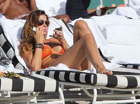 Aida Yespica in bikini on the beach in Miami_17.jpg