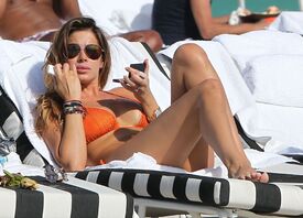 Aida Yespica in bikini on the beach in Miami_8.jpg