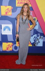 th_004_bar_refaeli_2008_mtv_video_music_awards_arrivals.jpg