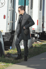 Ed_Westwick_on_the_set_of_Gossip_Girl_in_New_York_City_December_1_2011_001.jpg