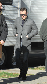 Ed_Westwick_on_the_set_of_Gossip_Girl_in_New_York_City_December_1_2011_002.jpg