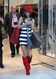 Bai Ling shopping for Christmas in Beverly Hills 24.12.2011_08.jpg
