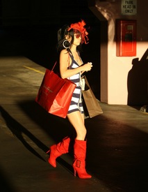 Bai Ling shopping for Christmas in Beverly Hills 24.12.2011_16.jpg