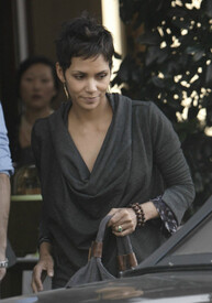 Halle Berry out for lunch in West Hollywood 29.12.2011_12.jpg