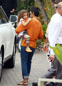 Halle Berry out in Los Angeles 30.12.2011_08.jpg