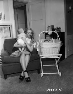 48918_MarilynMonroe_BabysitterPhotoshoot_Jun_1947_01_122_26lo.jpg